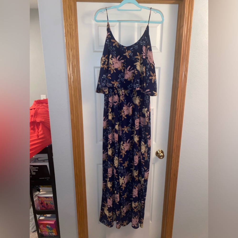 Floral and Navy jumpsuit
Used like new
Chiffon fabric
